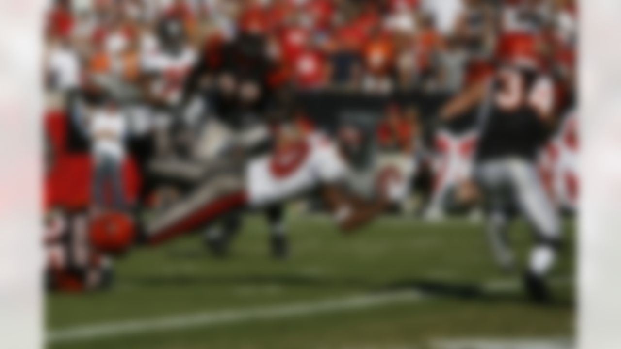 Tampa Bay Buccaneers wide receiver Michael Clayton (80) crosses the goal line in the fourth quarter for a touchdown against the Cincinnati Bengals in Tampa, Florida, October 15, 2006. Tampa bay defeated Cincinnati 14-13. Photo by Getty Images.