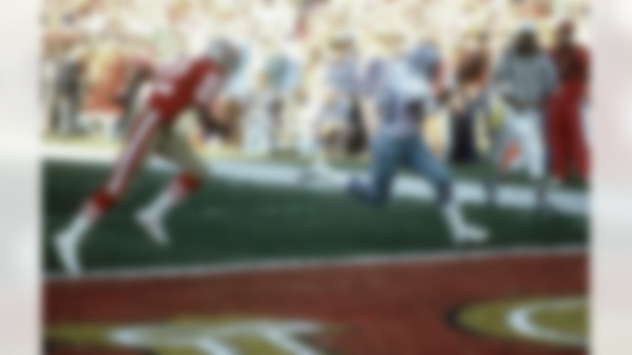 Dallas Cowboys running back Tony Dorsett (33) scores a touchdown while San Francisco 49ers safety Dwight Hicks (22) gives chase during the NFL football game NFC Championship between the Dallas Cowboys and the San Francisco 49ers in San Francisco, California on January 10, 1982. The 49ers won the game 28-27. (AP Photo/Paul Spinelli)