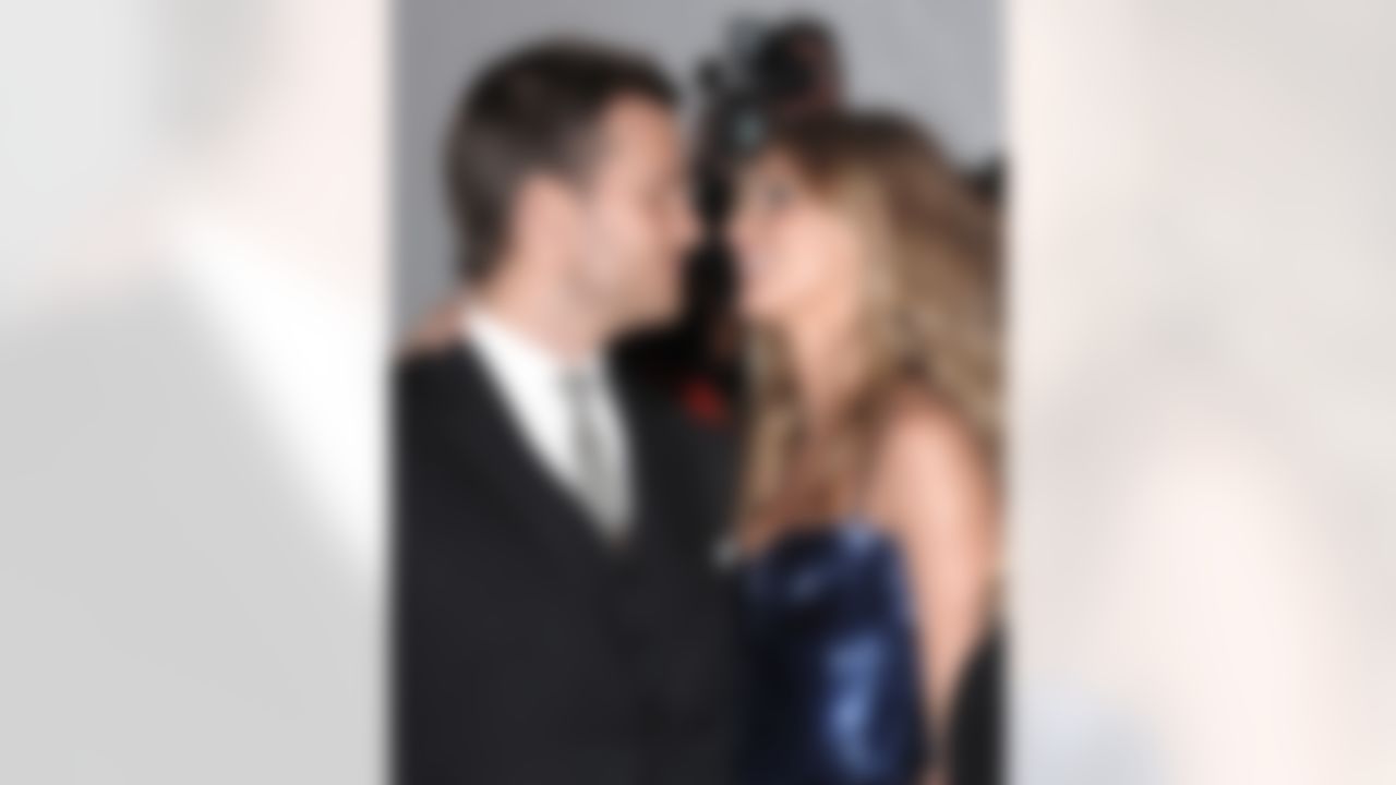 New England Patriots' Tom Brady and his wife, model Gisele Bundchen arrive at the Metropolitan Museum of Art's Costume Institute Gala benefit celebrating 'The Model as Muse: Embodying Fashion' on Monday, May 4, 2009 in New York. (AP Photo/Evan Agostini)