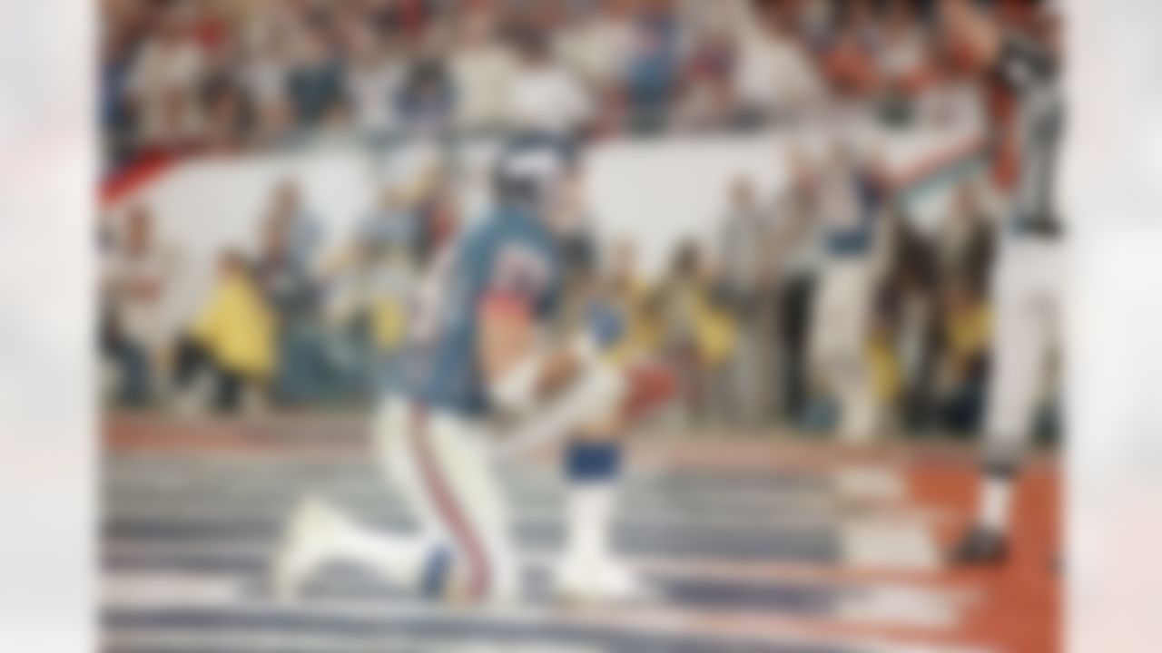New York Giants Mark Bavaro kneels down after catching Phil Simms' touchdown pass in the third quarter of Super Bowl XXI in Pasadena, Calif., Jan. 25, 1987. (AP Photo/Lennox McLendon)