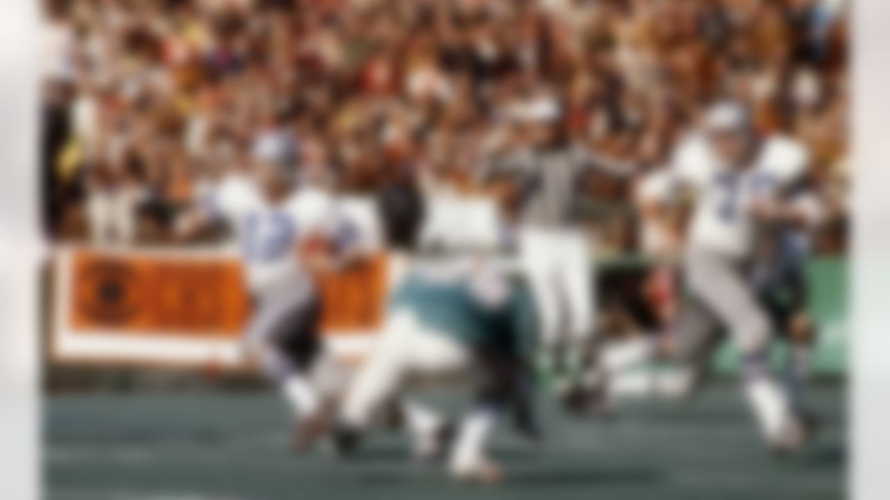 Dallas Cowboys quarterback Roger Staubach runs past the defender in a 24-7 win over Miami Dolphins in Super Bowl VI on January 16, 1972 at Tulane Stadium. (National Football League)