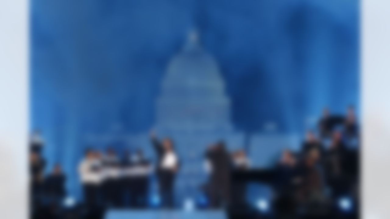 Aretha Franklin performs the National Anthem on the Mall in Washington during "NFL Kickoff Live 2003," Thursday, Sept. 4, 2003, in Washington. (AP Photo/Gerald Herbert)