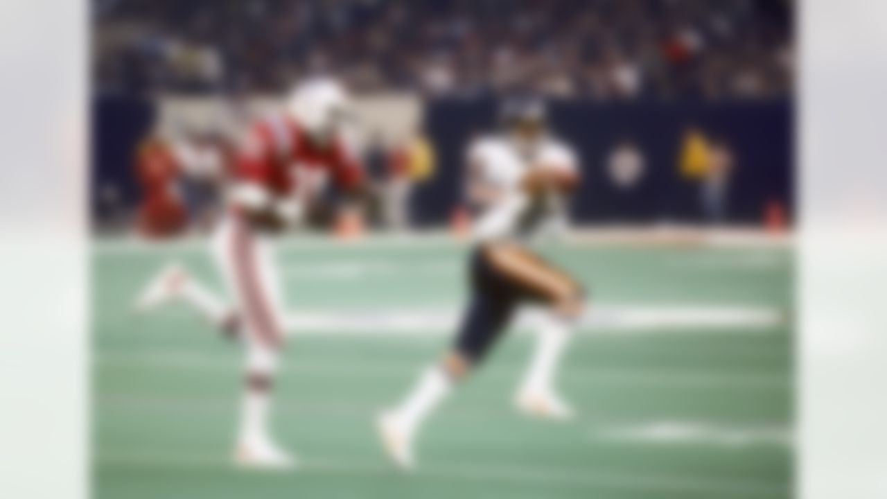 Chicago Bears wide receiver Willie Gault catches a pass during Super Bowl XX, a 46-10 victory over the New England Patriots on January 26, 1986, at the Louisiana Superdome in New Orleans, LA. (AP Photo/Al Messerschmidt)