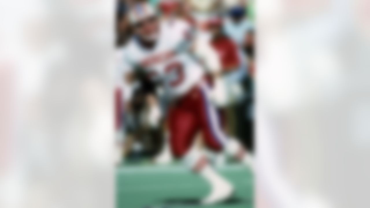 Houston Oilers Hall of Fame guard Mike Munchak (63) during the NFL Pro Bowl, a 27-21 NFC victory on February 4, 1990, at Aloha Stadium in Honolulu, Hawaii. (Photo by NFL/NFL)