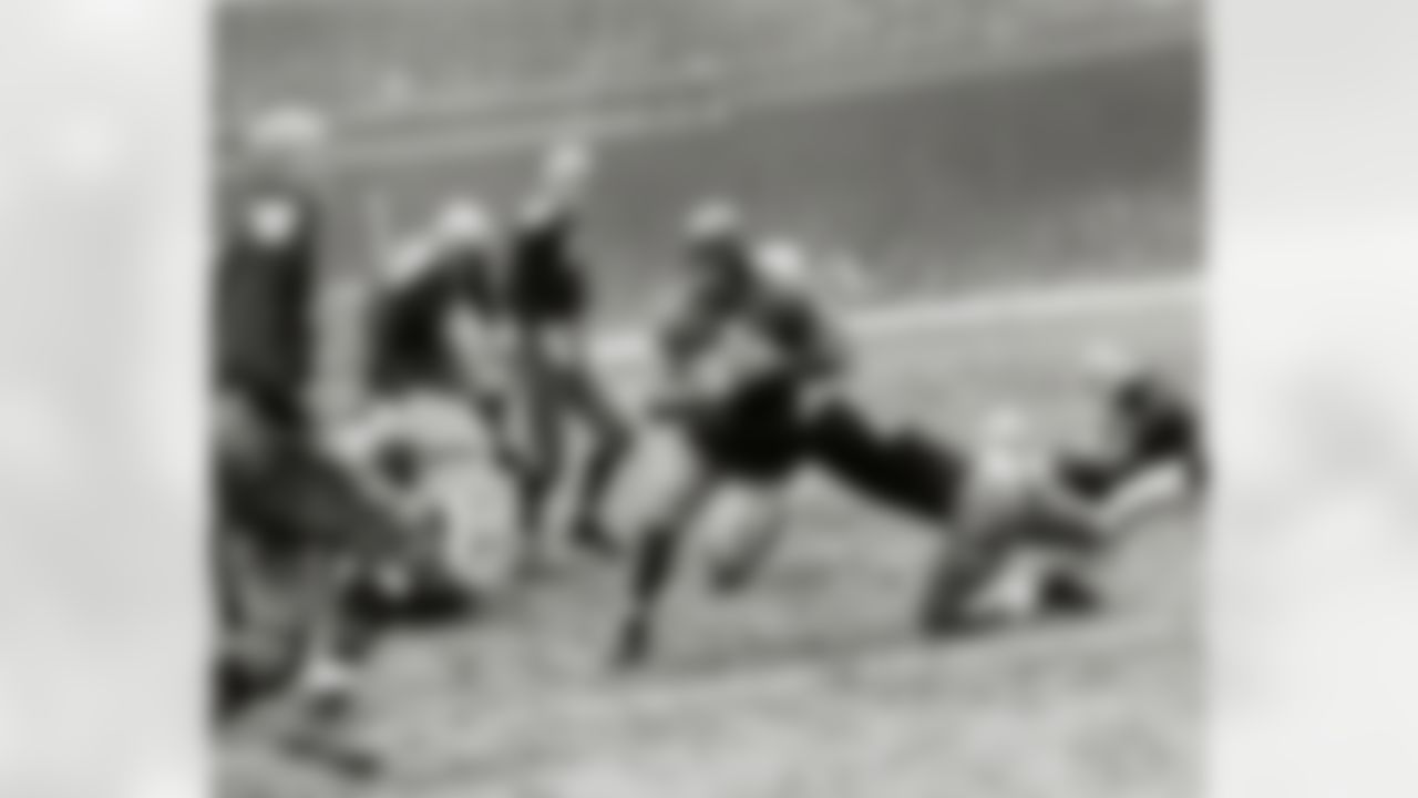New York Giants Hall of Fame fullback Alphonse "Tuffy" Leemans (4) scores the first touchdown, on a 6 yard carry, in a 17 to 23 victory over the Green Bay Packers in the 1938 NFL Championship played on Dec.11, 1938 at the Polo Grounds in New York. (Pro Football Hall of Fame)