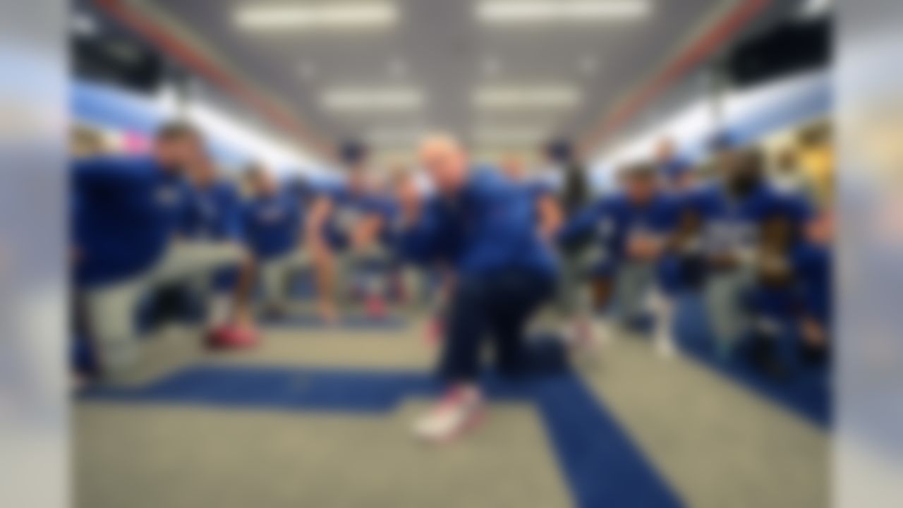 New York Giants head coach Tom Coughlin talks to his team following a Week 5 win against the Cleveland Browns. (AP Photo/Evan Pinkus)