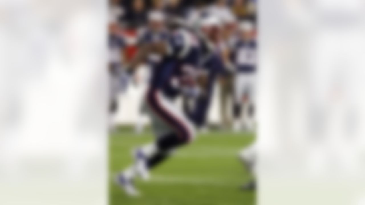 FOXBORO, MA - DECEMBER 23: Laurence Maroney #39 of the New England Patriots runs the ball against the Miami Dolphins during their game at Gillette Stadium on December 23, 2007 in Foxboro, Massachusetts. (Photo by Jim McIsaac/Getty Images)
