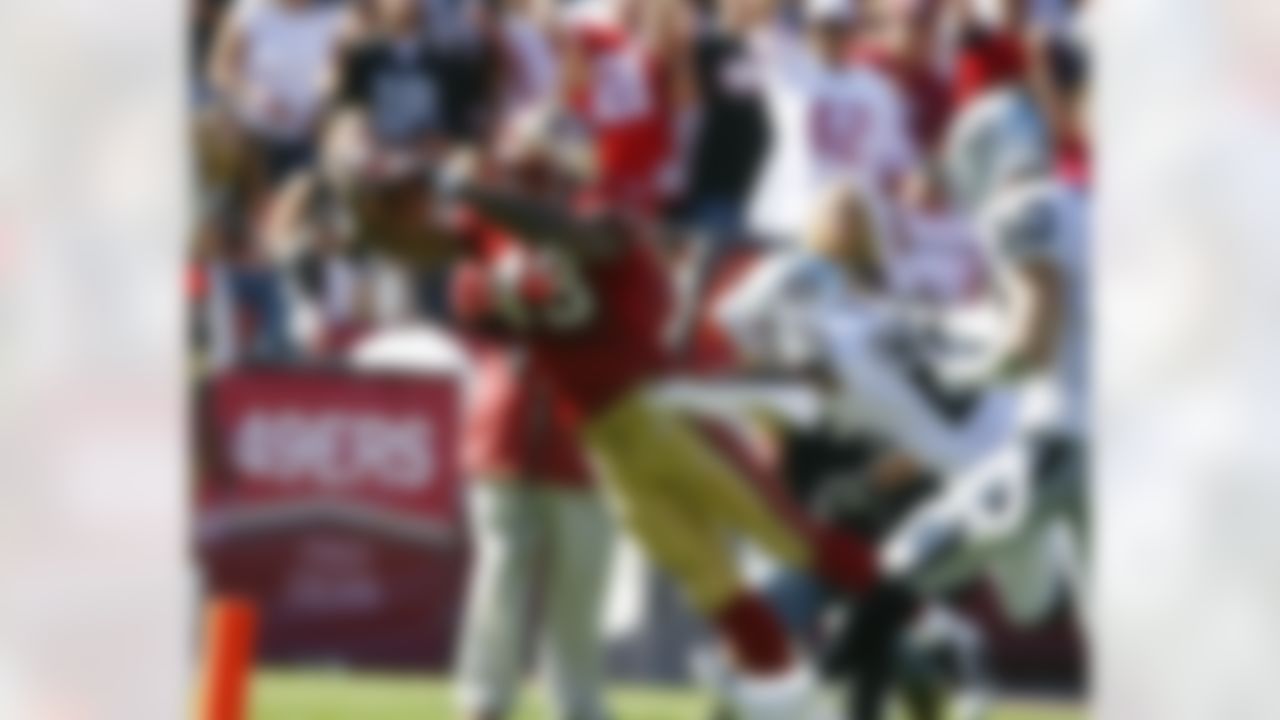 San Francisco running back Maurice Hicks dives for the endzone on a 33-yard scoring reception in the 49ers 34-20 win over Oakland Raiders at Monster Park in San Francisco, California on Sunday, October 8, 2006. Photo by Getty Images.