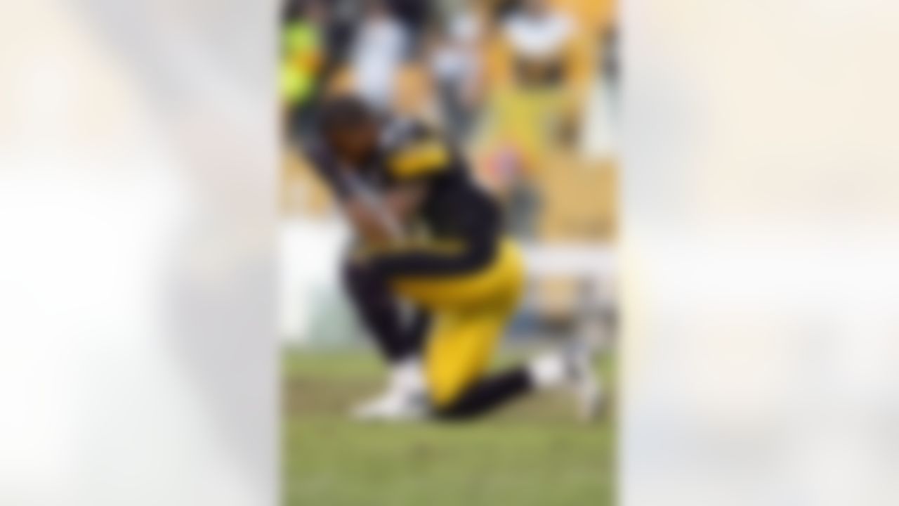 PITTSBURGH - DECEMBER 24: Nate Washington #85 of the Pittsburgh Steelers kneels on the field during the game against the Baltimore Ravens on December 24, 2006 at Heinz Field in Pittsburgh, Pennsylvania. Photo by Getty Images.