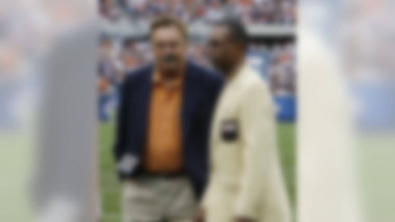 Former Chicago Bears greats Gale Sayers, right, and Dick Butkus are seen before an NFL football game between the Chicago Bears and Pittsburgh Steelers in Chicago, Sunday, Sept. 20, 2009. (AP Photo/Nam Y. Huh)