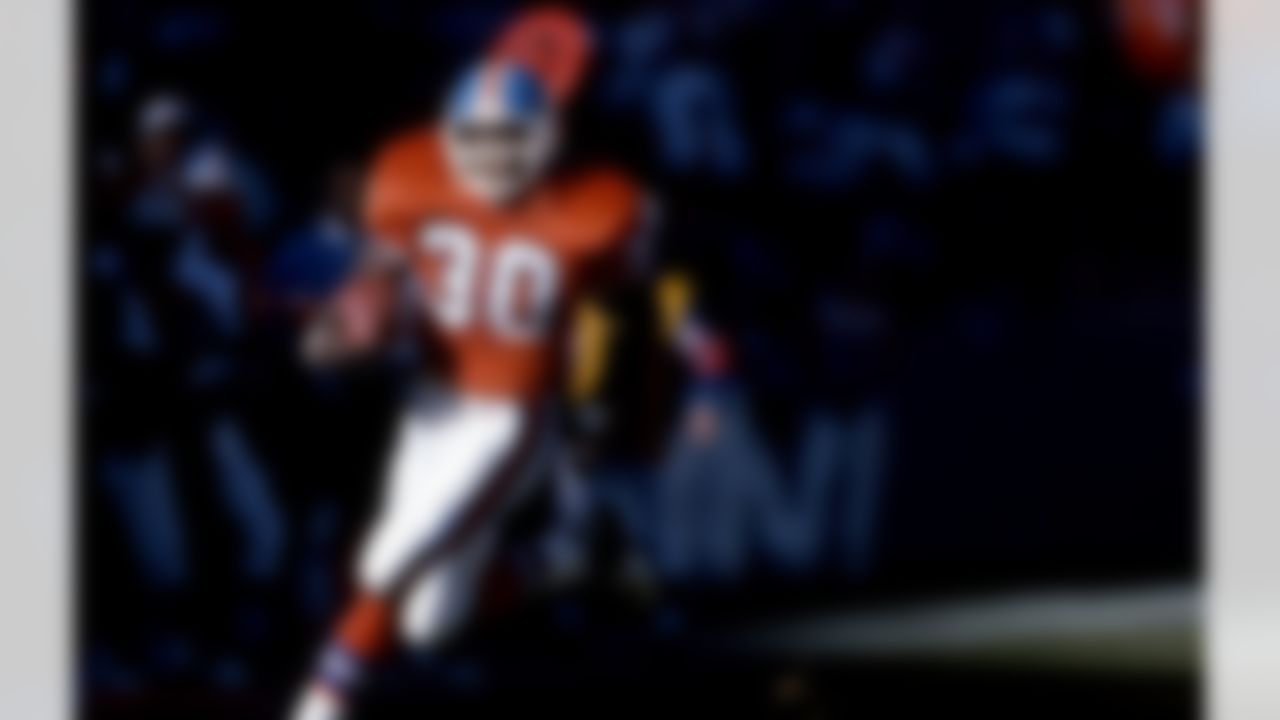 Denver Broncos running back Terrell Davis (30) runs upfield during an NFL game against the Arizona Cardinals in Denver, Nov. 5, 1995. The Broncos defeated the Cardinals 38-6. (AP Photo/Eric Lars Bakke)