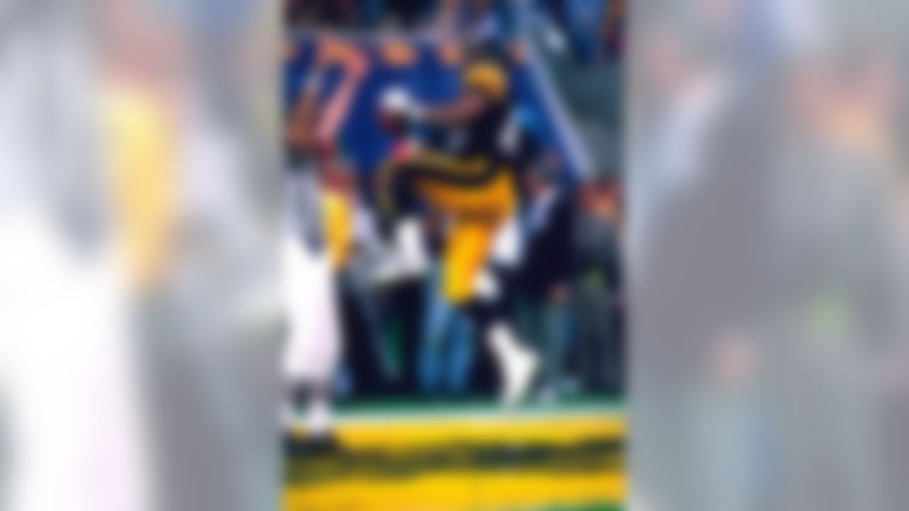 Wide receiver Yancey Thigpen of the Pittsburgh Steelers catches a 6-yard pass from quarterback Neil O'Donnell during the Super Bowl XXX at Sun Devil Stadium in Tempe, AZ on January 28, 1996. (AP Photo/Al Messerschmidt)