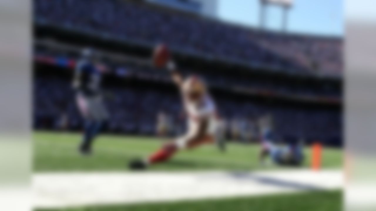 EAST RUTHERFORD, NJ - OCTOBER 21: Arnaz Battle #83 of the San Francisco 49ers crosses for a touchdown in the corner against the New York Giants on October 21, 2007 at Giants Stadium in East Rutherford, New Jersey. (Photo by Nick Laham/Getty Images)