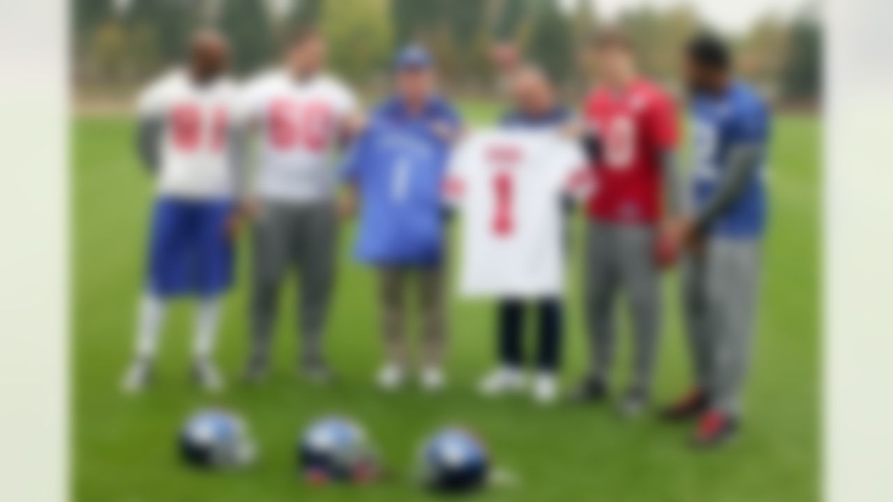 New York Giants Amani Toomer, left, Shaun O'Hara, 2nd left, coach Tom Coughlin, 3rd left, Chelsea soccer manager Avram Grant, 3rd right, Eli Manning, 2nd right, and Michael Strahan pose for photographers at the Chelsea soccer training ground, Cobham, Britain, Friday Oct. 26, 2007. The New York Giants will face the Miami Dolphins at Wembley Sunday Oct. 28, 2007. (AP Photo/Tom Hevezi)