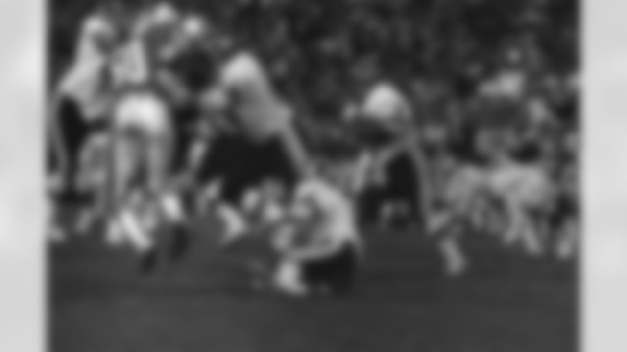 Washington Redskins wide receiver Alvin Garrett (89) runs upfield behind offensive guard Russ Grimm (68) in Super Bowl XVII resulting in a 17 to 27 Washington Redskins victory over the Miami Dolphins on January 30, 1983 at the Rose Bowl in Pasadena, CA. (National Football League)