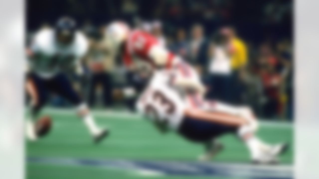 Defensive back Shaun Gayle of the Chicago Bears forces New England Patriots tight end Derrick Ramsay to fumble after a reception, and linebacker Mike Singletary has his eyes on the ball at Super Bowl XX in New Orleans on January 26, 1986. (AP Photo/Al Messerschmidt)