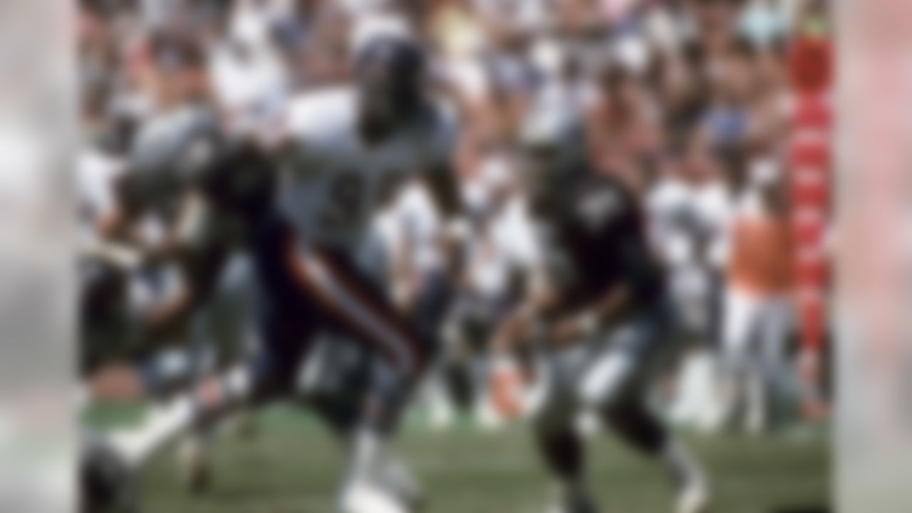Chicago Bears defensive end Richard Dent (95) makes a beeline for the quarterback during a 41-38 preseason victory over the Los Angeles Raiders on September 2, 1989, at the Los Angeles Memorial Coliseum in Los Angeles, California. (National Football League)