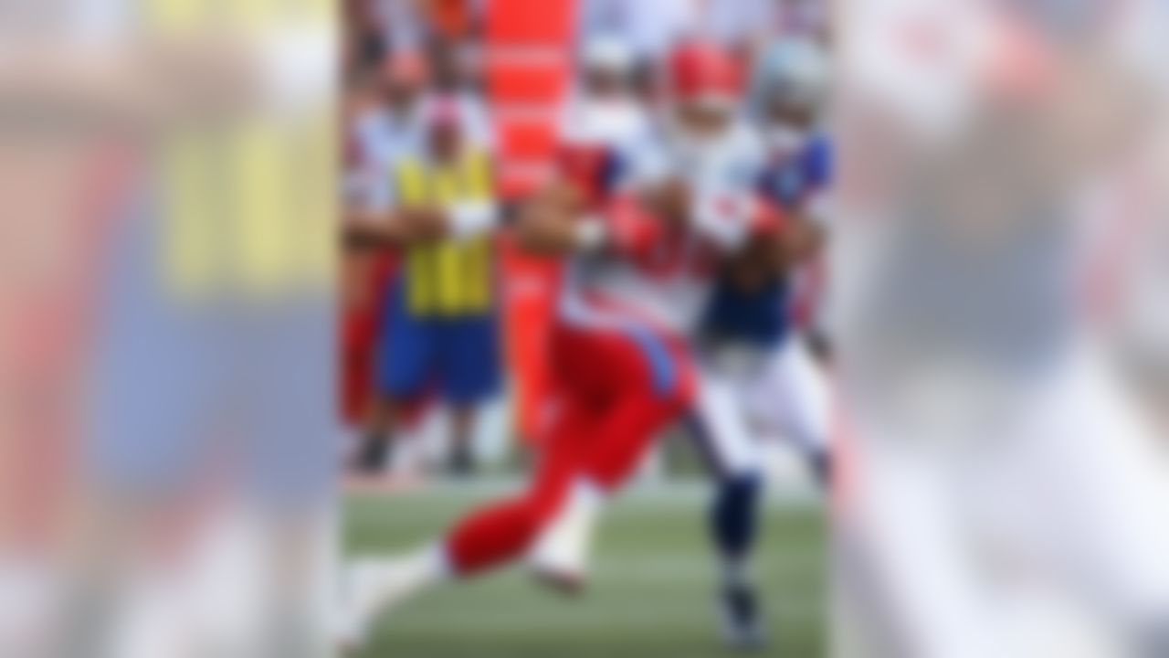 HONOLULU, HI - FEBRUARY 10: Tight end Tony Gonzalez #88 of the AFC's Kansas City Chiefs gains extra yardage after a first quarter catch against the NFC during the 2008 NFL Pro Bowl at Aloha Stadium on February 10, 2008 in Honolulu, Hawaii. (Photo by Paul Spinelli/Getty Images)
