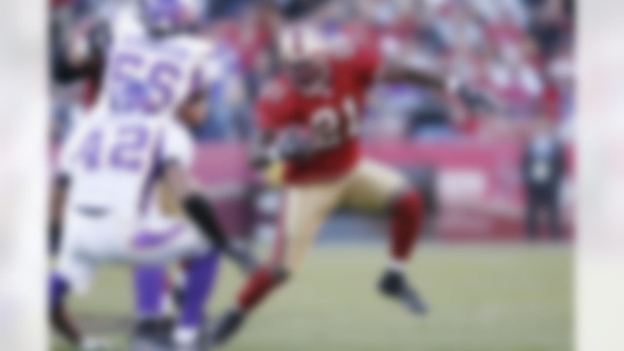 SAN FRANCISCO - DECEMBER 9: Running back Frank Gore #21 of the San Francisco 49ers looks for room during a game against the Minnesota Vikings on December 9, 2007 at Monster Park in San Francisco, California. (Photo by Greg Trott/Getty Images)