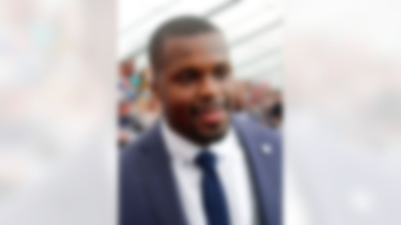 Alabama linebacker Reggie Ragland poses for photos on the red carpet during the 2016 NFL Draft at the Auditorium Theatre on Thursday, April 28, 2016 in Chicago. (Ben Liebenberg/NFL)