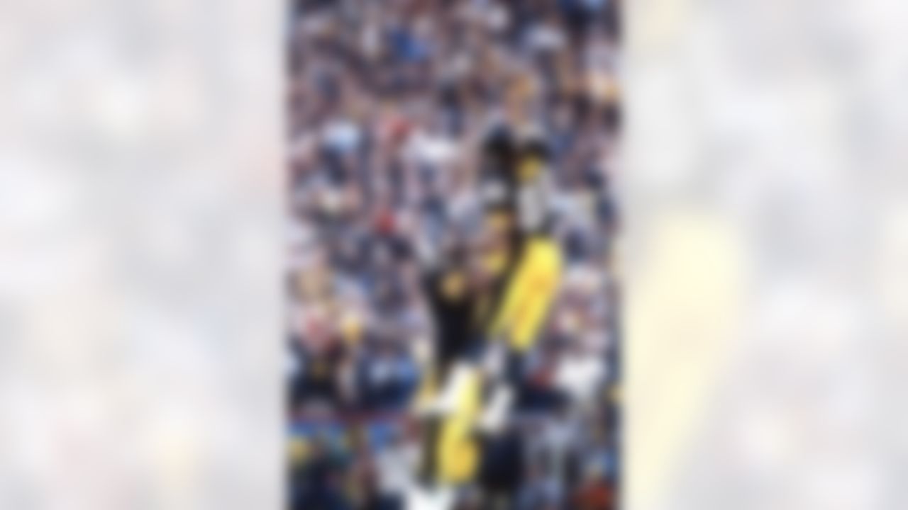 Pittsburgh Steelers Hall of Fame wide receiver Lynn Swann (88) celebrates after a touchdown during Super Bowl XIV Jan. 20, 1980, at the Rose Bowl in Pasadena. The Steelers defeated the Rams 31-19. (Tony Tomsic via AP)