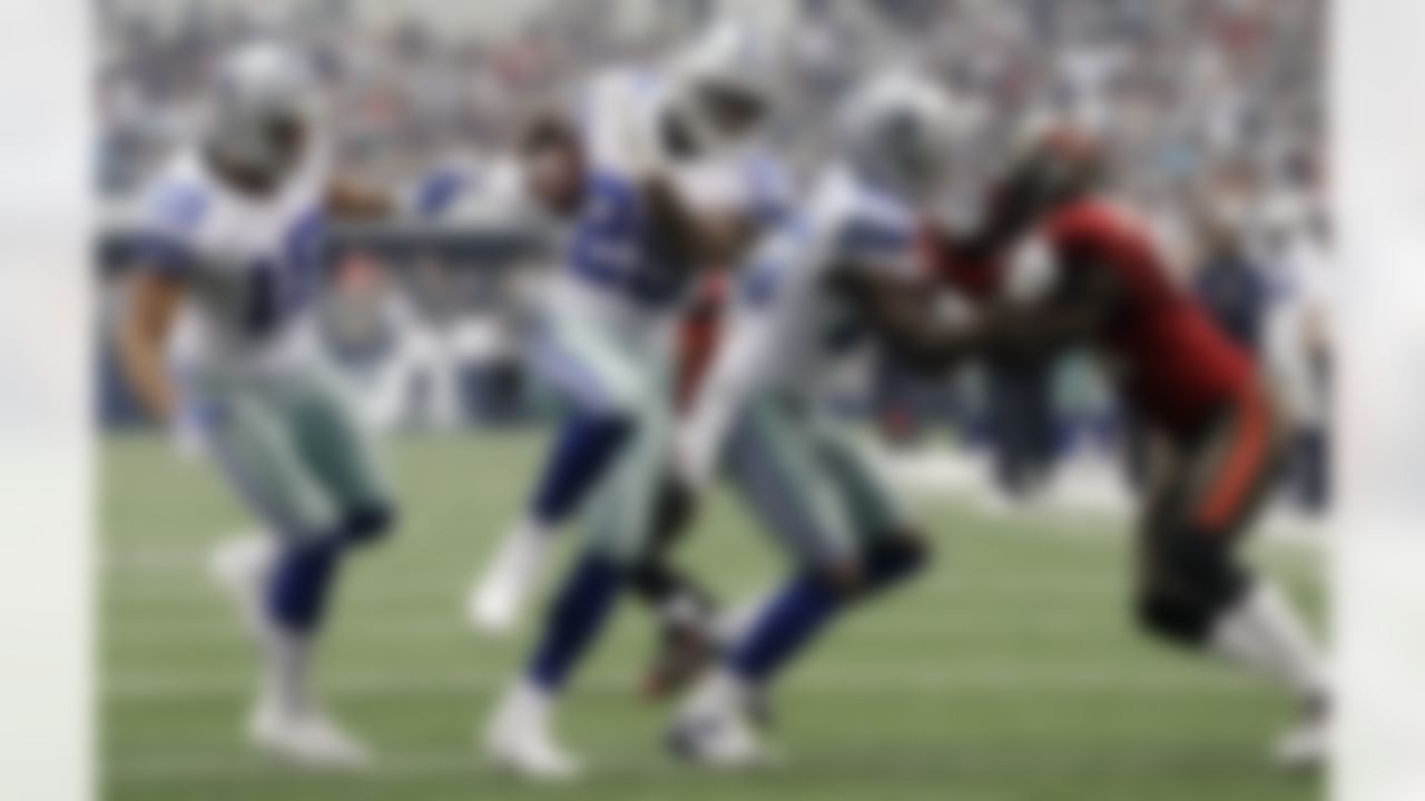 Dallas Cowboys running back DeMarco Murray goes in for a touchdown against the Tampa Bay Buccaneers during the first half of an NFL football game, Sunday, Sept. 23, 2012 in Arlington, Texas. (AP Photo/Tony Gutierrez)