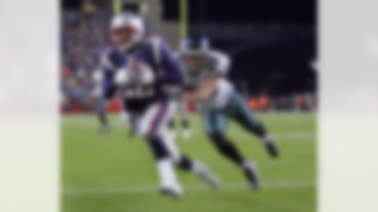 FOXBORO, MA - NOVEMBER 25: Cornerback Asante Samuel #22 of the New England Patriots intercepts a pass during a game against the Philadelphia Eagles on November 25, 2007 at Gillette Stadium in Foxboro, Massachusetts. (Photo by Hunter Martin/Getty Images)