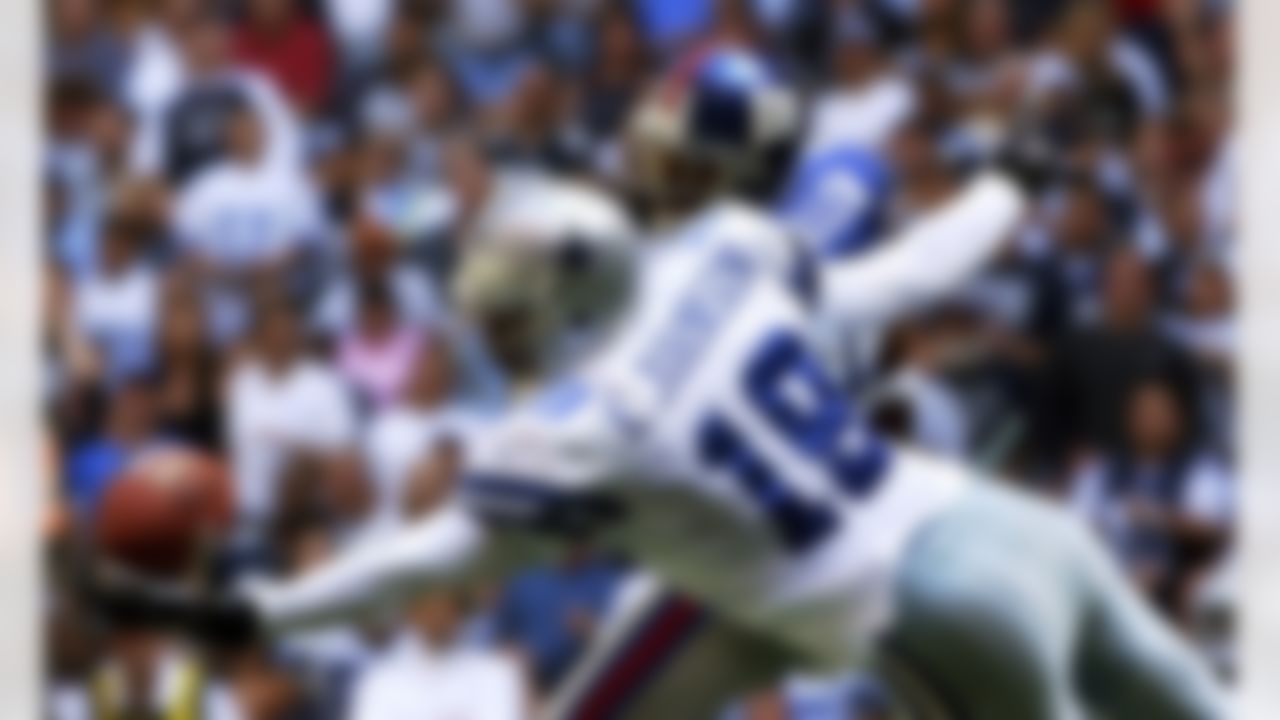 Dallas Cowboys wide receiver Keyshawn Johnson (19) reaches and grabs the 15-yard reception after it was deflected by New York Giants cornerback Will Allen (25) in the third quarter in Irving, Texas, Sunday, Oct. 16, 2005.
