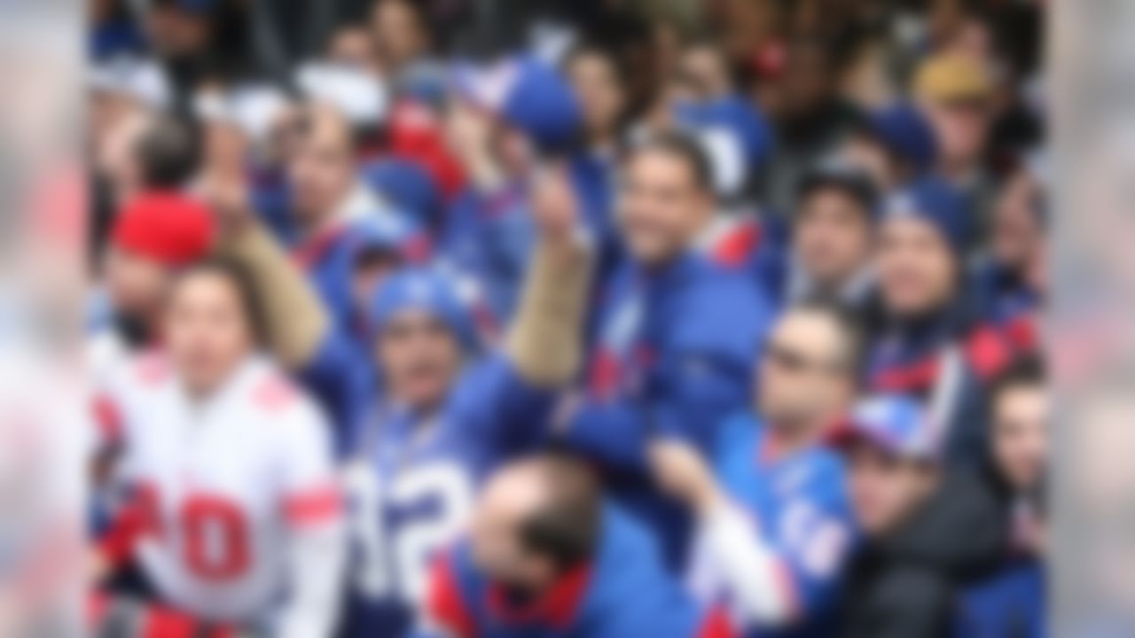 NEW YORK - FEBRUARY 05: New York Giants fans cheer the players as they pass in floats along Broadway, also known as "The Canyon of Heroes" during Super Bowl XLII victory parade in New York City. (Photo by Al Bello/Getty Images)