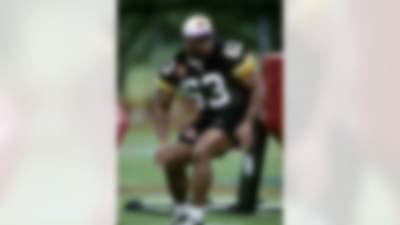 Dermontti Dawson competes at the Battle of the Gridiron in January 1997 in Honolulu. (National Football League)