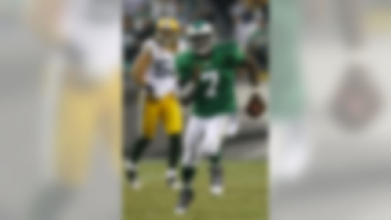 Philadelphia Eagles quarterback Michael Vick, right, scrambles downfield in the second half of an NFL football game against the against the Green Bay Packers, Sunday, Sept. 12, 2010, in Philadelphia. (AP Photo/Mel Evans)