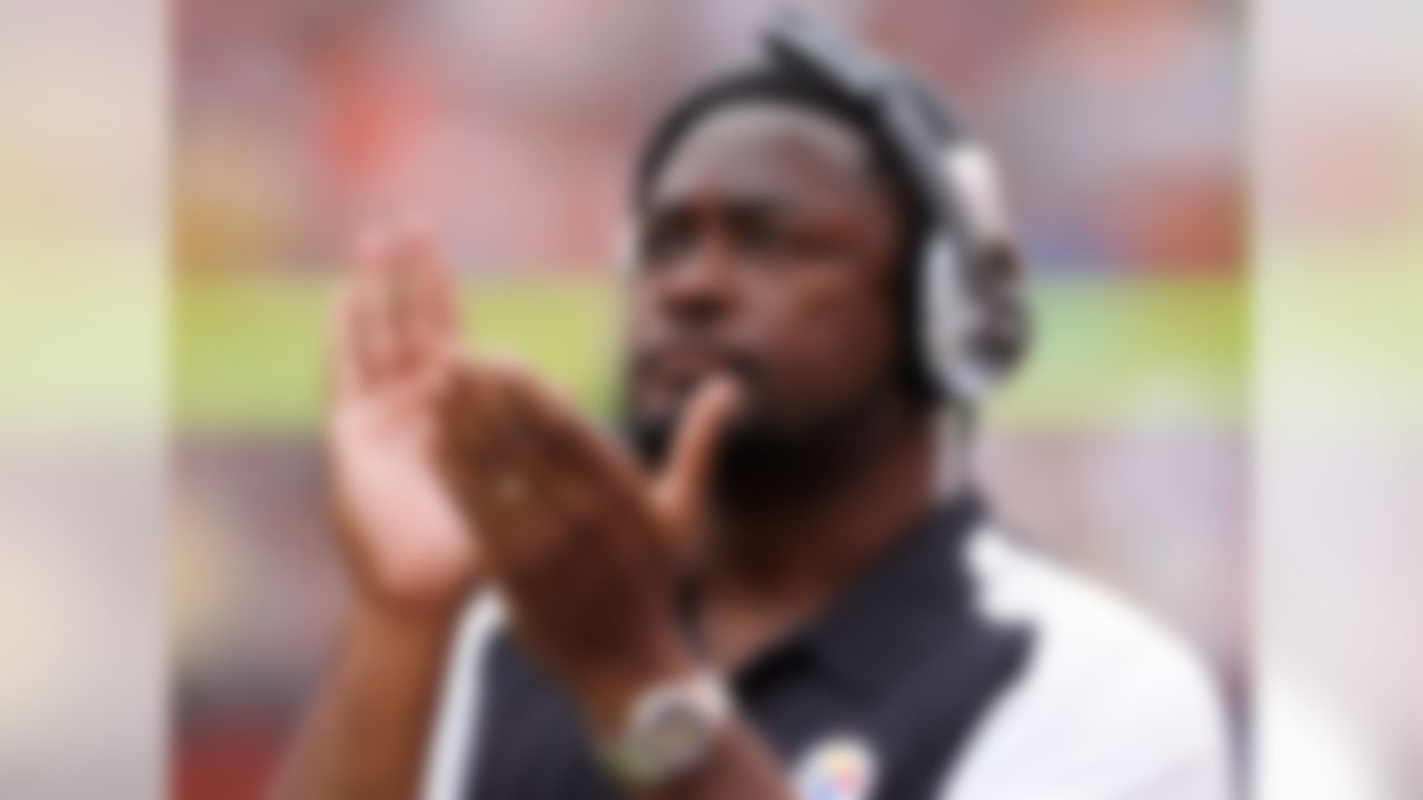 Head coach Mike Tomlin of the Pittsburgh Steelers applaudes during their season opening game against the Cleveland Browns at Cleveland Browns Stadium September 9, 2007 in Cleveland, Ohio.  (Photo by Jim McIsaac/Getty Images)