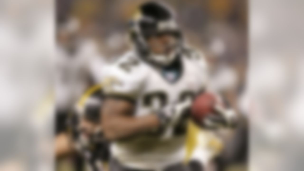 Jacksonville Jaguars running back Maurice Jones-Drew runs past a diving Pittsburgh Steelers linebacker James Farrior on his way to a touchdown in the second quarter of an NFL wildcard football playoff game in Pittsburgh, Saturday, Jan. 5, 2008. (AP Photo/Keith Srakocic)