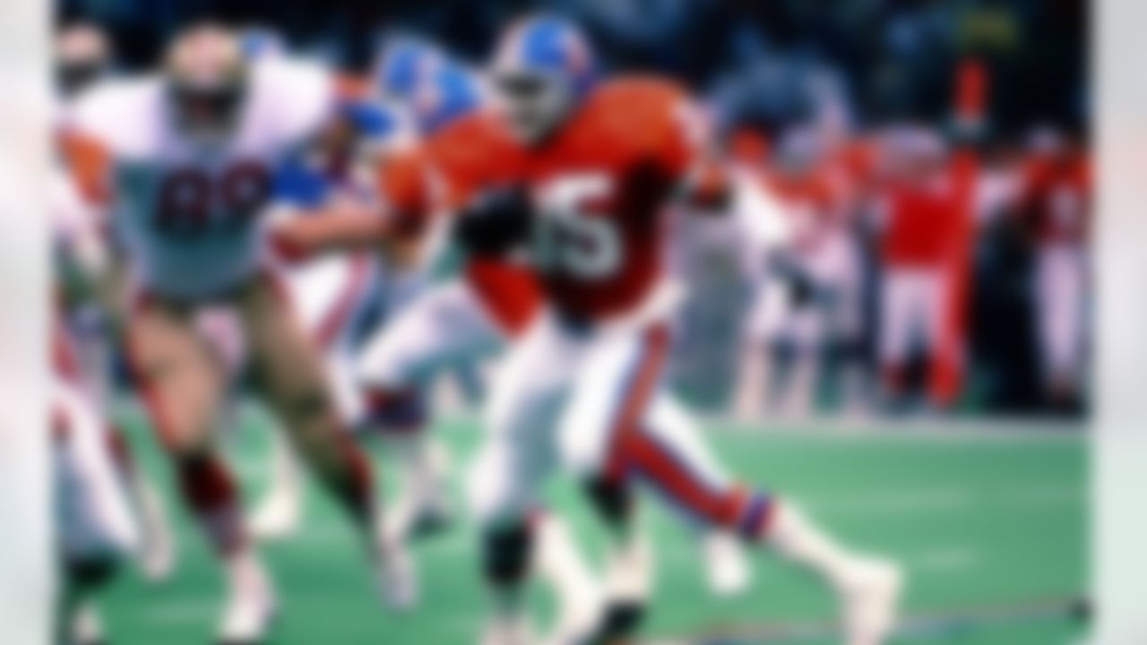 Denver Broncos running back Ken Bell (35) returns a kickoff during a Super Bowl XXIV NFL game against the San Francisco 49ers in New Orleans, on January 28, 1990. The 49ers defeated the Broncos 55-10. (National Football League)