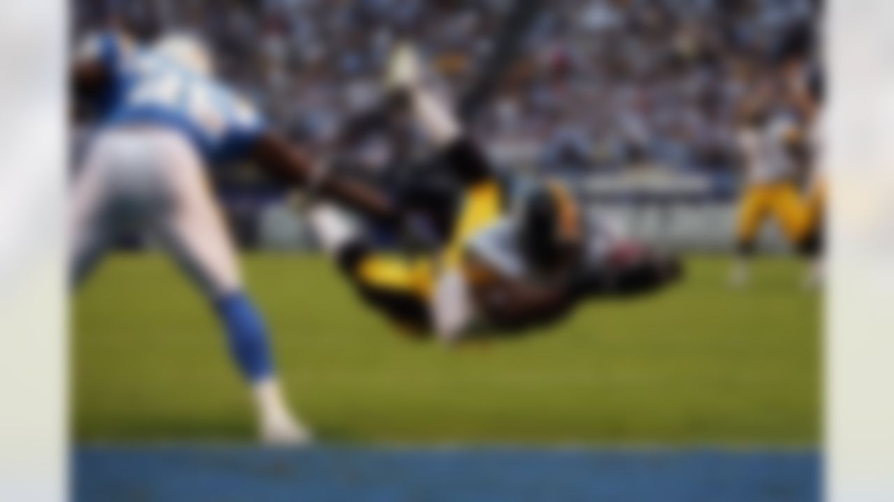 SAN DIEGO - OCTOBER 08: HalfBack Willie Parker #39 of the Pittsburgh Steelers dives into the endzone against the coverage of Cornerback Antonio Cromartie #25 of the San Diego Chargers during the 1st half of their NFL game on October 8, 2006 at Qualcomm Stadium in San Diego, California. Photo by Getty Images.