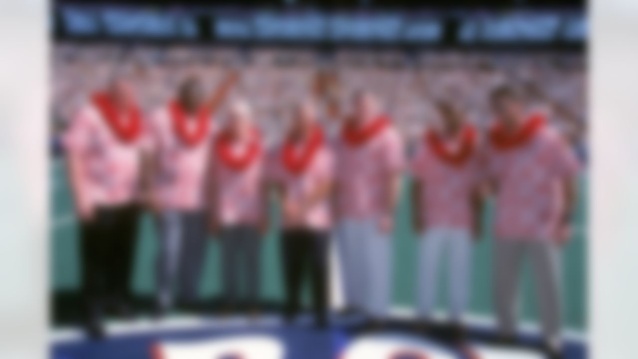 HONOLULU, HI- FEBRUARY 4: The 2001 Pro Football Hall of Fame class poses prior to the AFC taking on the NFC in the 2001 NFL Pro Bowl at Aloha Stadium on February 4, 2001 in Honolulu, Hawaii. The former players posing are Ron Yary, Jackie Slater, Marv Levy, Nick Buoniconti, Mike Munchak, Lynn Swann and Jack Youngblood. The AFC defeated the NFC 38-17. (Photo by NFL Photos/Getty Images)