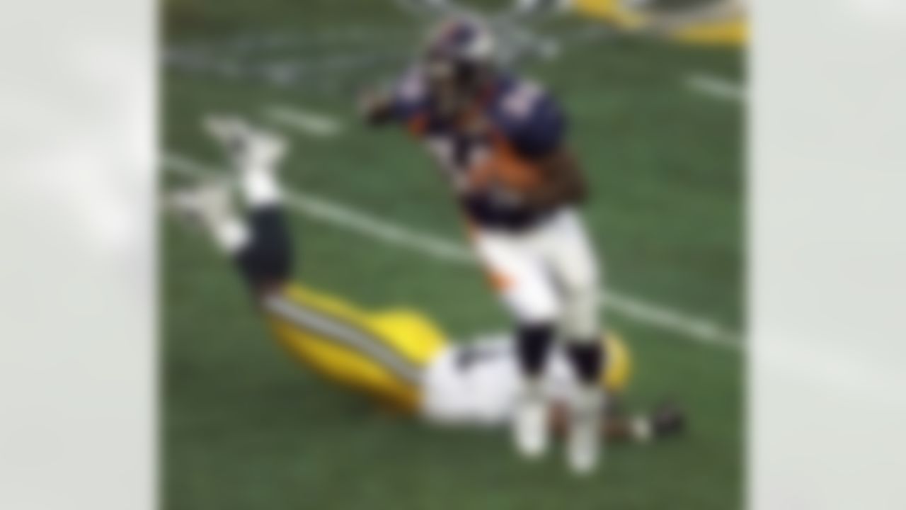 Denver Broncos' Terrell Davis gains yardage after eluding Green Bay Packers linebacker Brian Williams to set up the Broncos first touchdown during the first quarter of Super Bowl XXXII Sunday, Jan. 25, 1998, in San Diego. (AP Photo/Lenny Ignelzi)