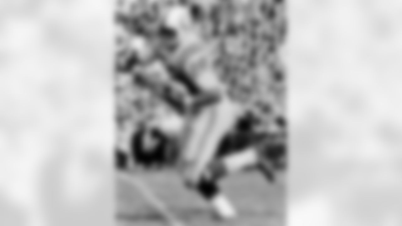 Hall of Fame tight end John Mackey of the Baltimore Colts in a 1966 game. (National Football League)