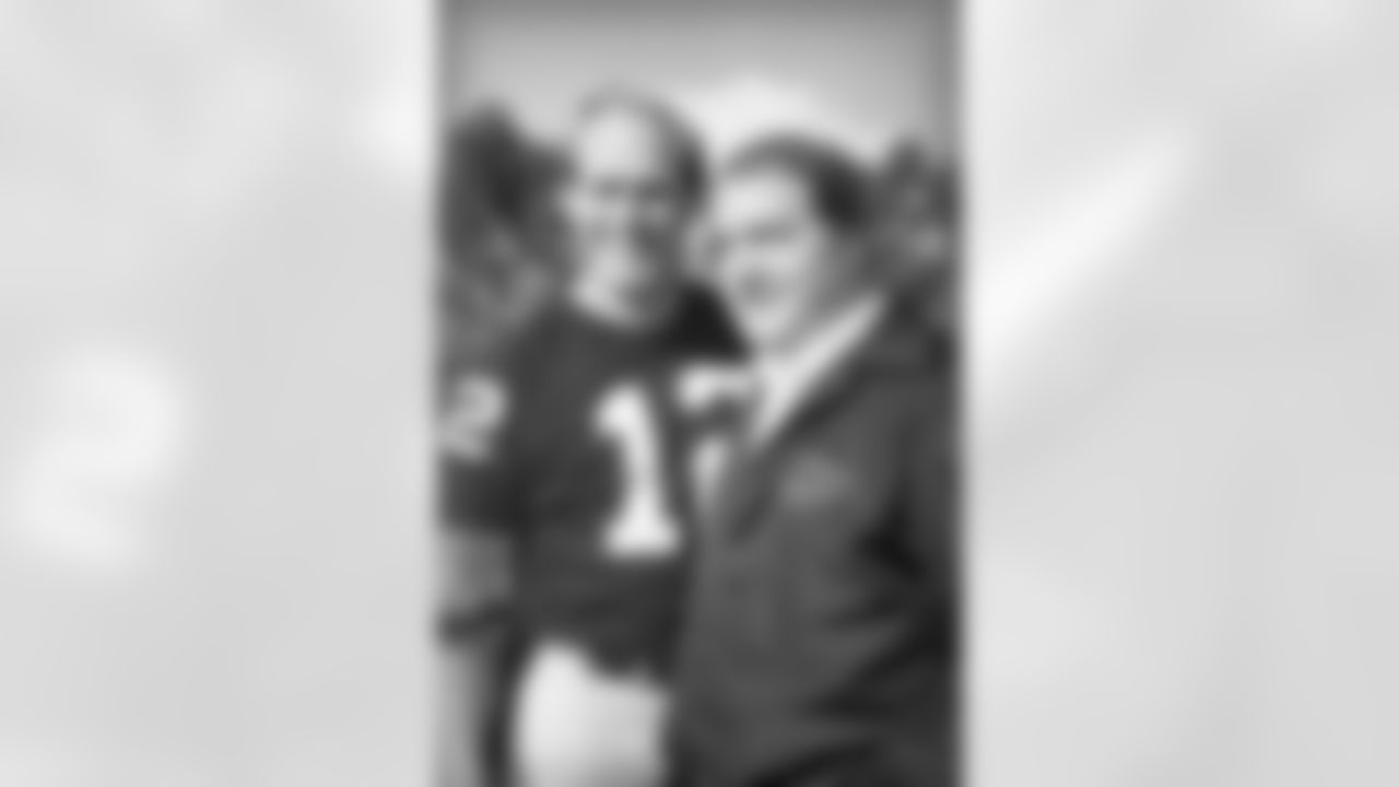 Pittsburgh Steelers quarterback Terry Bradshaw, left, and head coach Chuck Noll pose for photographers at Super Bowl XIV picture day in Fullerton, Calif., Jan. 15, 1980. On Sunday, the Steelers face the Los Angeles Rams for the Super Bowl title. (AP Photo)