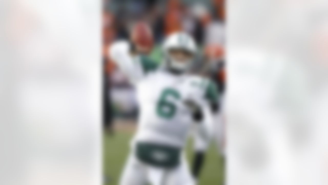 Jets quarterback Mark Sanchez warms up prior to a wild-card playoff game between the Cincinnati Bengals and New York Jets on Saturday, January 9, 2010 in Cincinnati. (Joe Robbins / NFL.com)