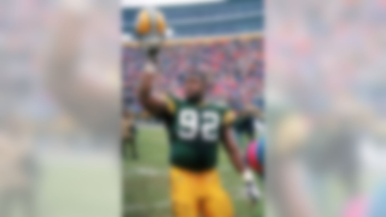 Green Bay Packers defensive lineman Reggie White (92) celebrates after an NFL football game against the Chicago Bears at Lambeau Field on November 12, 1995 in Green Bay, Wisconsin. The Packers won 35-28. (AP Photo/David Stluka)