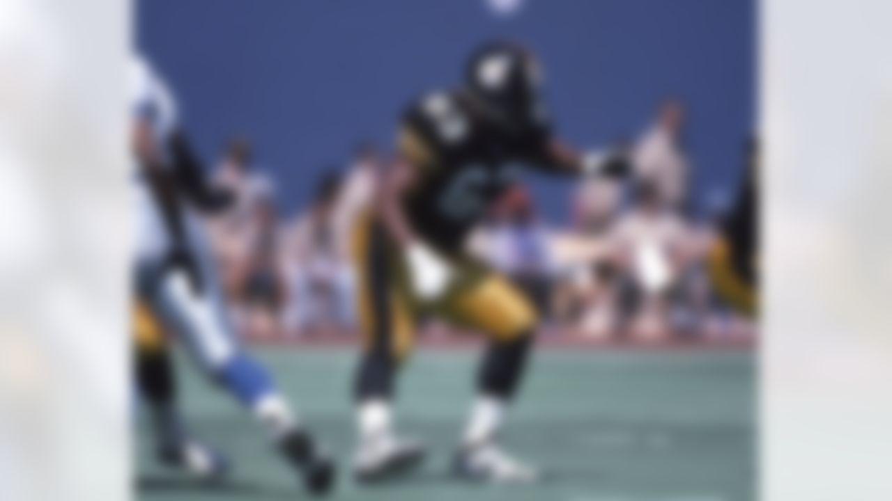Pittsburgh Steelers center Dermontti Dawson (63) in action during a 20 to 23 Steelers win over the Detroit Lions on Sept. 3, 1995 at Three Rivers Stadium in Pittsburgh. (AP Photo/Paul Spinelli)