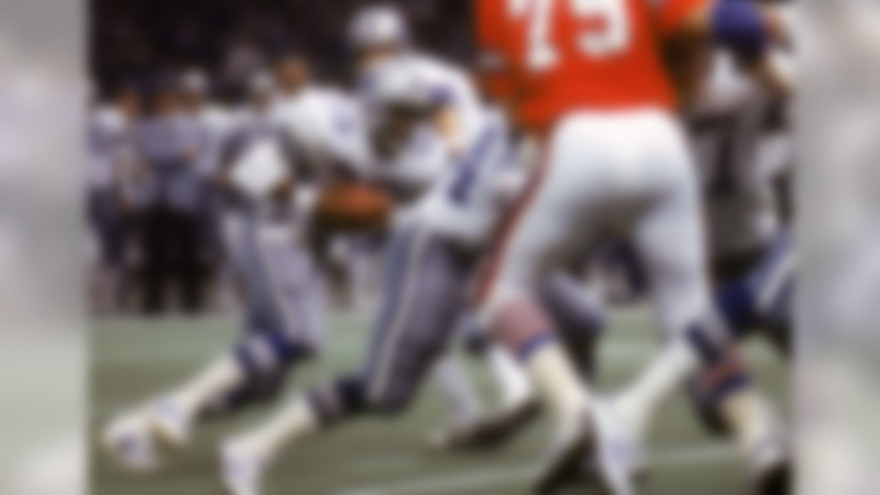 Running back Tony Dorsett #33 of the Dallas Cowboys runs upfield against the Denver Broncos in Super Bowl XI at the Superdome on January 15, 1978 in New Orleans, Lousiana. The Cowboys defeated the Broncos 27-10. (Nate Fine/NFL Photos)