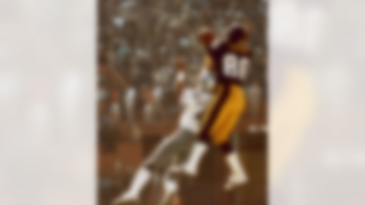 Pittsburgh Steelers wide receiver Lynn Swann goes up to make a catch over Dallas Cowboys cornerback Mark Washington in the Steelers 21-17 win over the Cowboys in Super Bowl X on January 18, 1976 at the Orange Bowl in Miami, Florida. (National Football League)