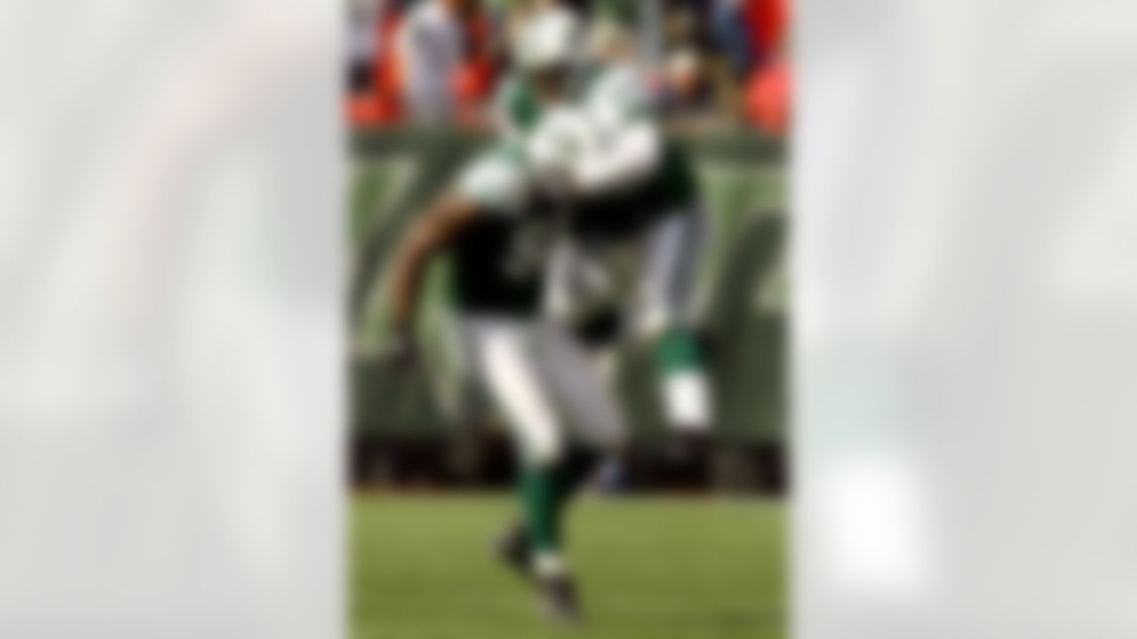 EAST RUTHERFORD, NJ - OCTOBER 01: DeWayne Robertson #63 and Shaun Ellis #92 of the New York Jets celebrate during the game against the Indianapolis Colts on October 1, 2006 at Giants Stadium in East Rutherford, New Jersey. Photo by Al Bello/Getty Images.