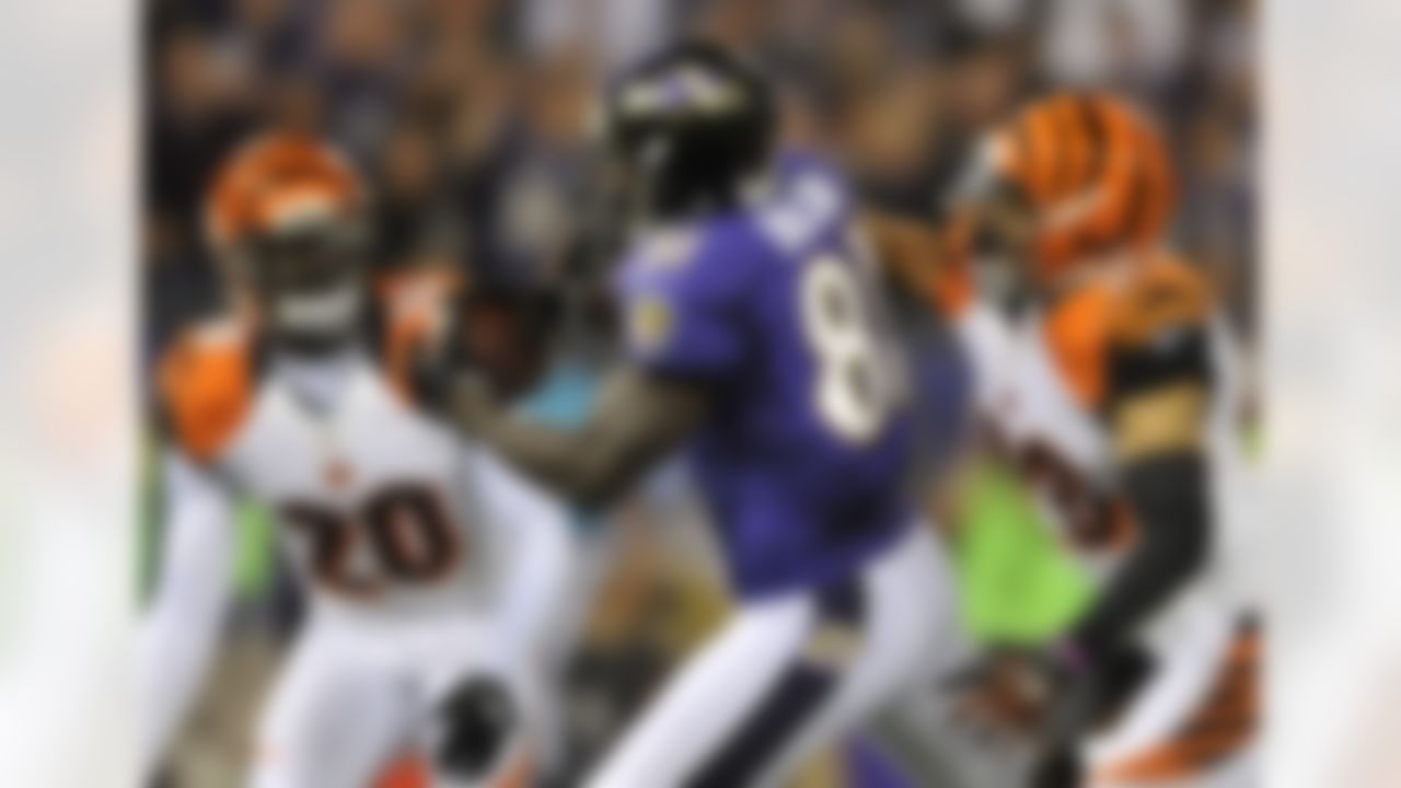 Baltimore Ravens wide receiver Anquan Boldin, center, makes a touchdown catch between Cincinnati Bengals' Reggie Nelson, left, and Taylor Mays in the first half of an NFL football game in Baltimore, Monday, Sept. 10, 2012. (AP Photo/Gail Burton)