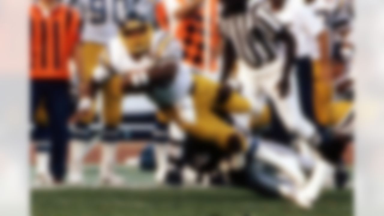 San Diego Chargers Hall of Fame tight end Kellen Winslow dives for yardage during a NFL game against the Los Angeles Raiders on Nov. 22, 1982. The Raiders defeated the Chargers 28-24 at the Los Angeles Coliseum. (National Football League)