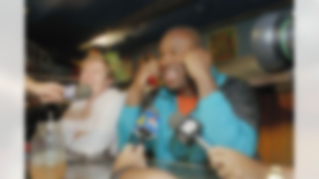 University of Miami defensive tackle Cortez Kennedy talks with Seattle Seahawks head coach Chuck Knox at a Miami restaurant, April 22, 1990 just prior to being picked in the first round of the NFL draft. (AP Photo/Bill Cooke)