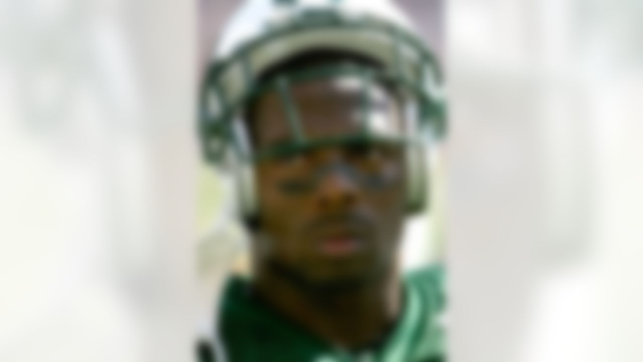 EAST RUTHERFORD, NJ - OCTOBER 01: Running back Kevan Barlow #32 of the New York Jets waits on the sidelines during the second quarter of the game against the Indianapolis Colts on October 1, 2006 at Giants Stadium in East Rutherford, New Jersey. Photo by Chris McGrath/Getty Images.