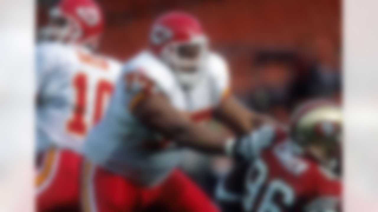 Kansas City Chiefs offensive lineman Willie Roaf (77) pass blocks during an NFL football game against the San Francisco 49ers on Sunday, Nov. 10, 2002 in San Francisco. The 49ers won the game, 17-13. (AP Photo/Greg Trott)